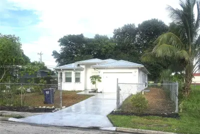 110 NW 9th Ave, South Bay: photo 1 of 20