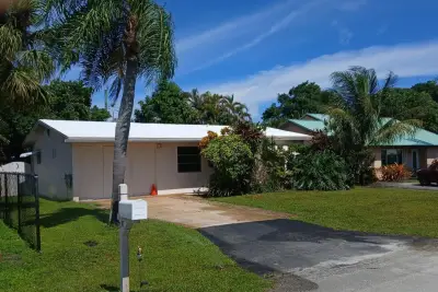 1075 James Rd, Lantana: photo 1 of 15