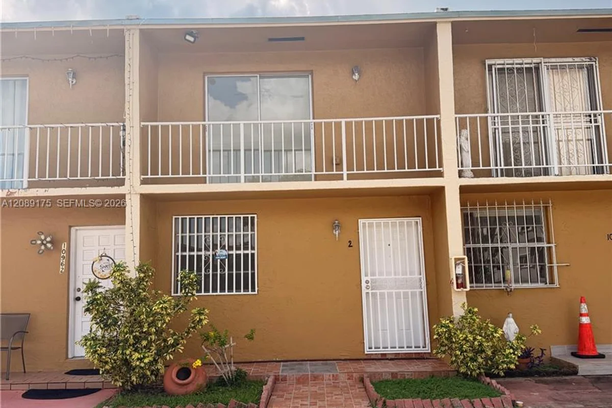 10962 SW 4th St #I2, Sweetwater: photo 1 of 35