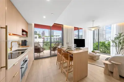 90 NE 32nd St #501, Miami: photo 1 of 37
