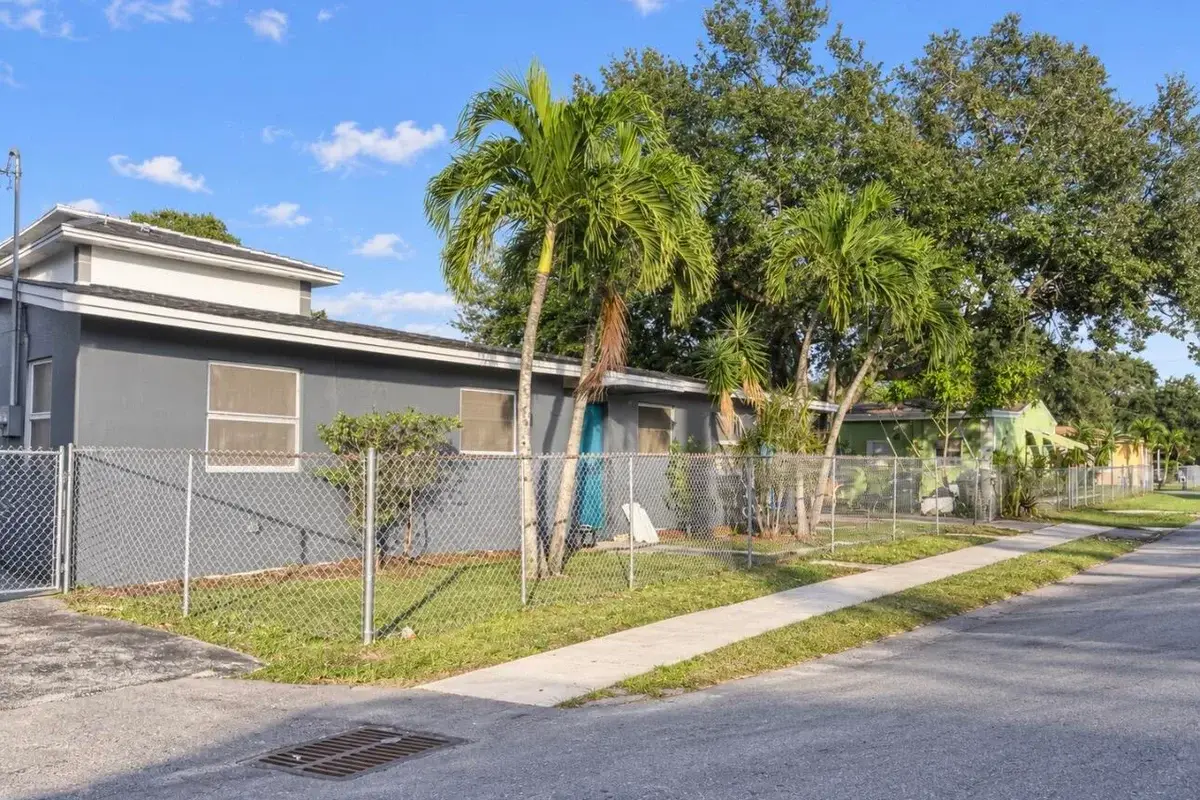 800 NW 16th Ave #1-2, Fort Lauderdale: photo 1 of 2