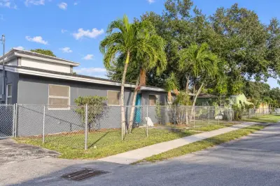 800 NW 16th Ave #1-2, Fort Lauderdale: photo 1 of 2