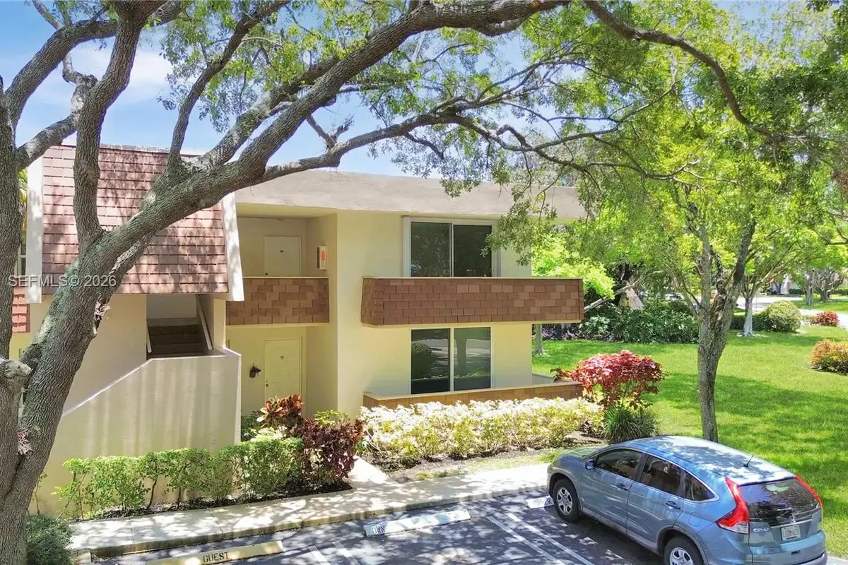 Apartment in Pompano Beach: photo 1 of 36
