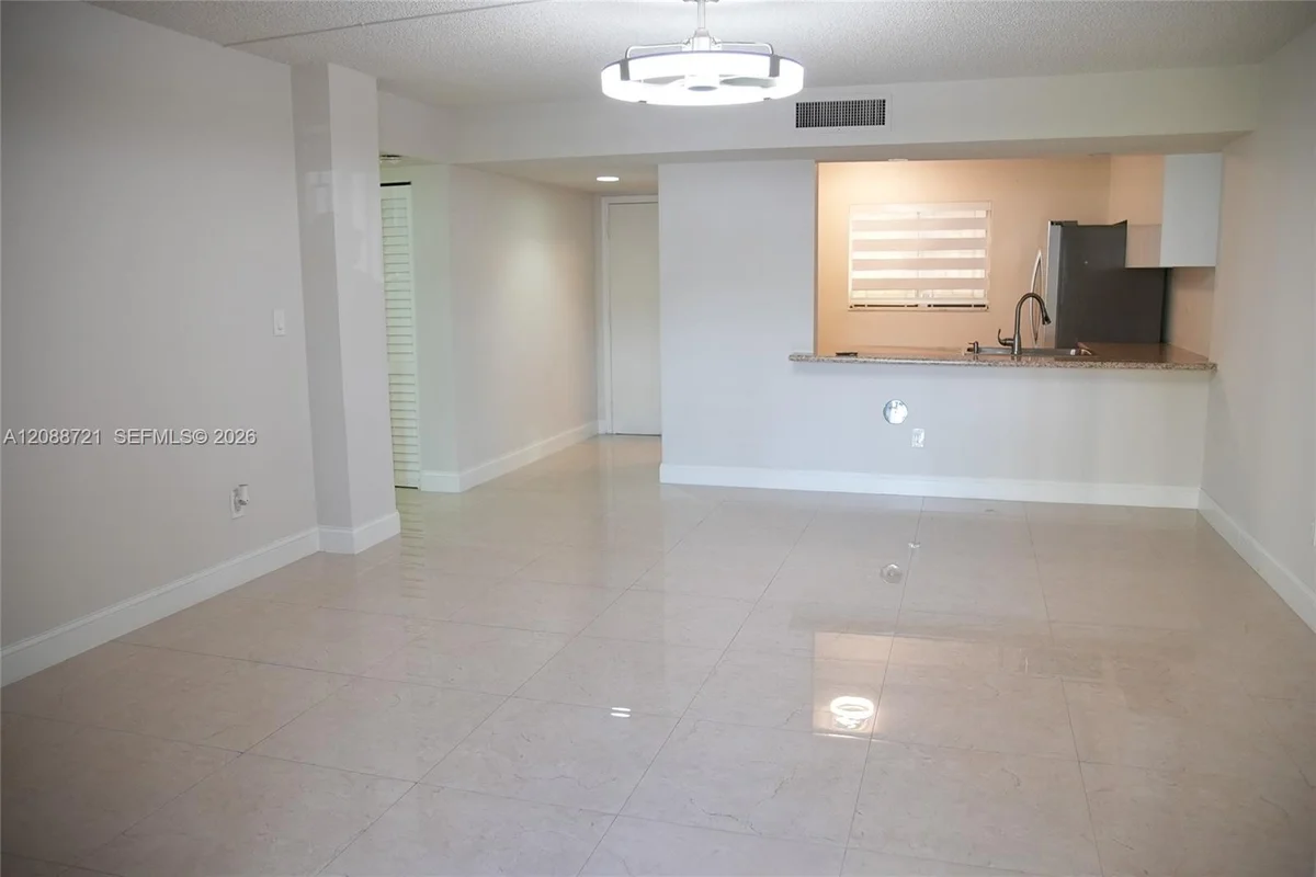 8635 NW 8th St #103, Miami: photo 1 of 15