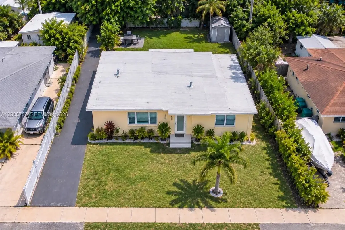 745 NW 126th St, North Miami: photo 1 of 16