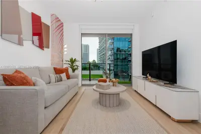 90 NE 32nd St #808, Miami: photo 1 of 33