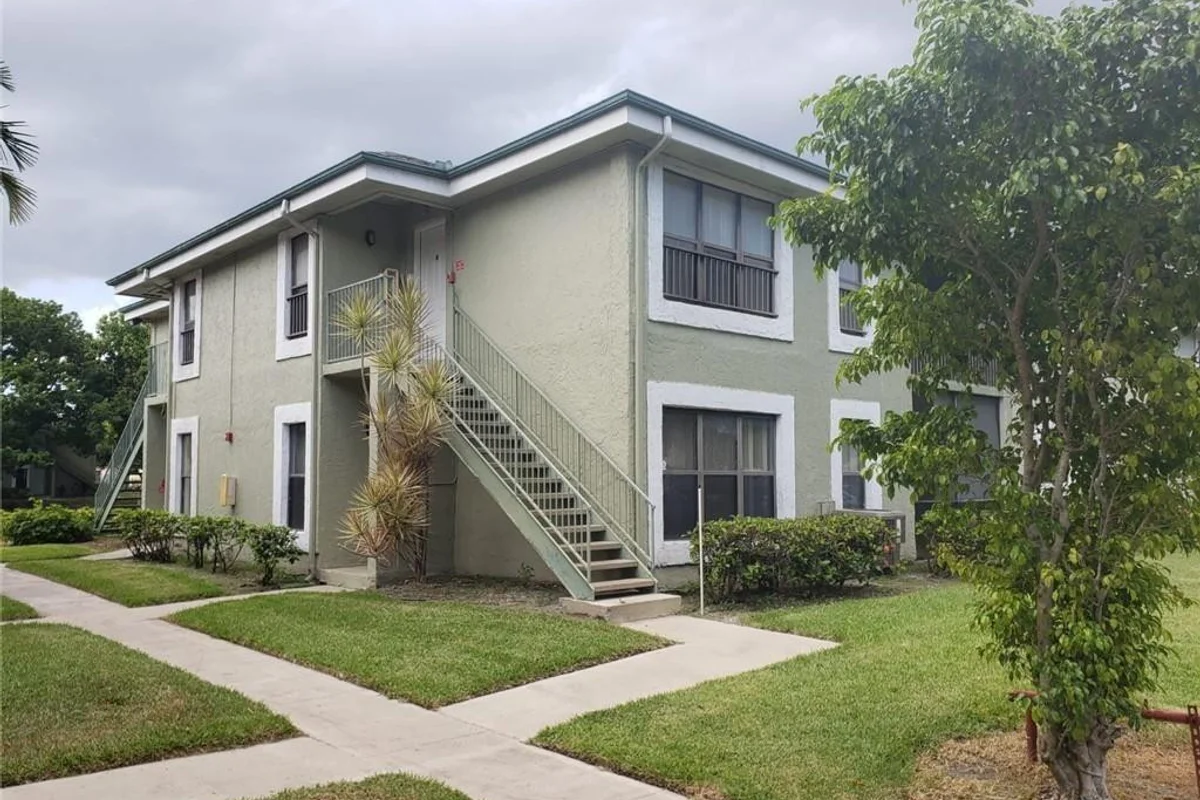 8761 NW 39th St, Sunrise: photo 1 of 10