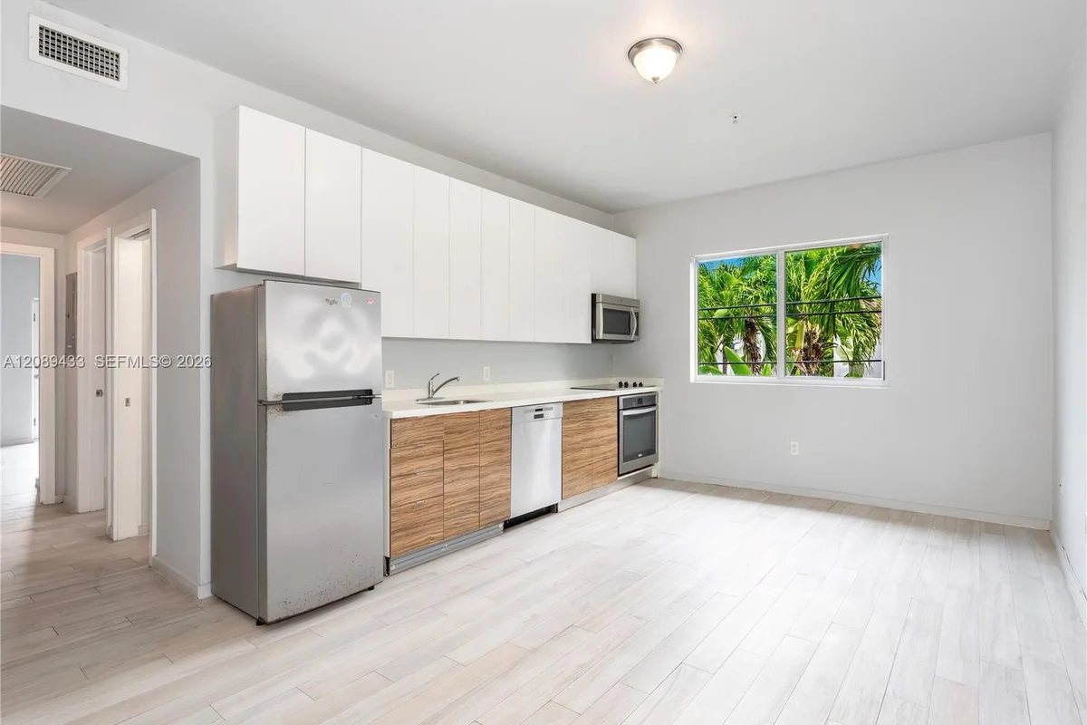 820 15th St #205, Miami Beach: photo 1 of 12