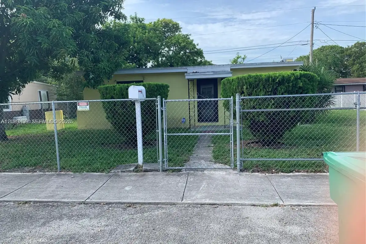 950 NW 56th, Miami: photo 1 of 10