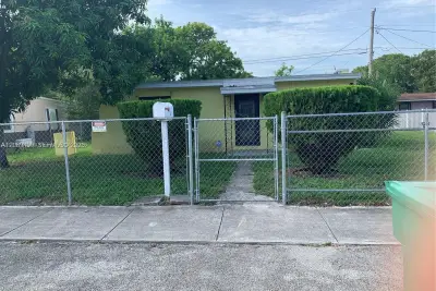 950 NW 56th, Miami: photo 1 of 10