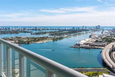 888 Biscayne Blvd #3302, Miami: photo 1 of 33