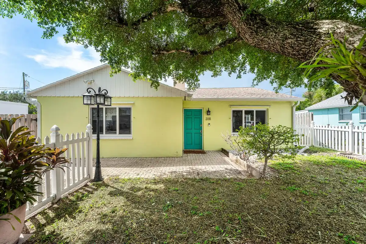 318 W Mango St W, Lantana: photo 1 of 61