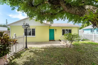318 W Mango St W, Lantana: photo 1 of 61