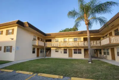 3721 SW 59th Ter #5, Davie: photo 1 of 6