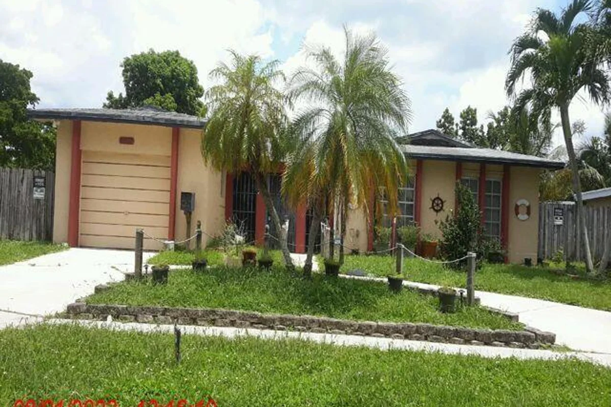 6573 SW 8th Ct, North Lauderdale: photo 1 of 4
