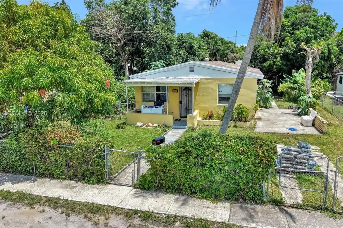 15601 NE 15th Ave, North Miami Beach: photo 1 of 10