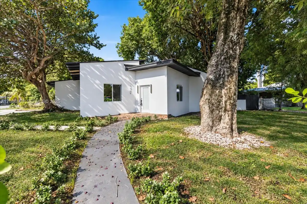 1001 NE 82nd St, Miami: photo 1 of 25