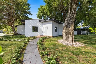 1001 NE 82nd St, Miami: photo 1 of 25