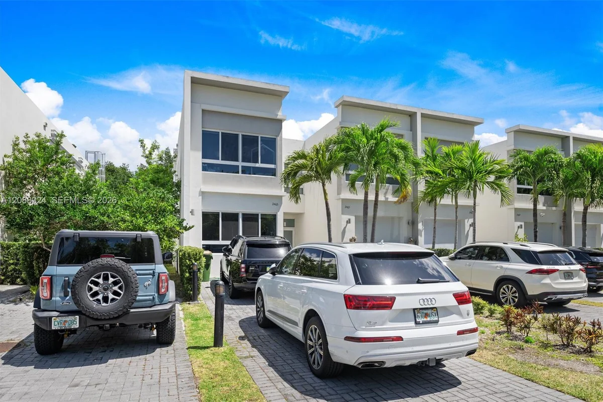 Townhouse in North Miami: photo 1 of 36