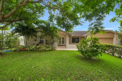 7700 NW 11th Pl, Plantation: photo 1 of 57