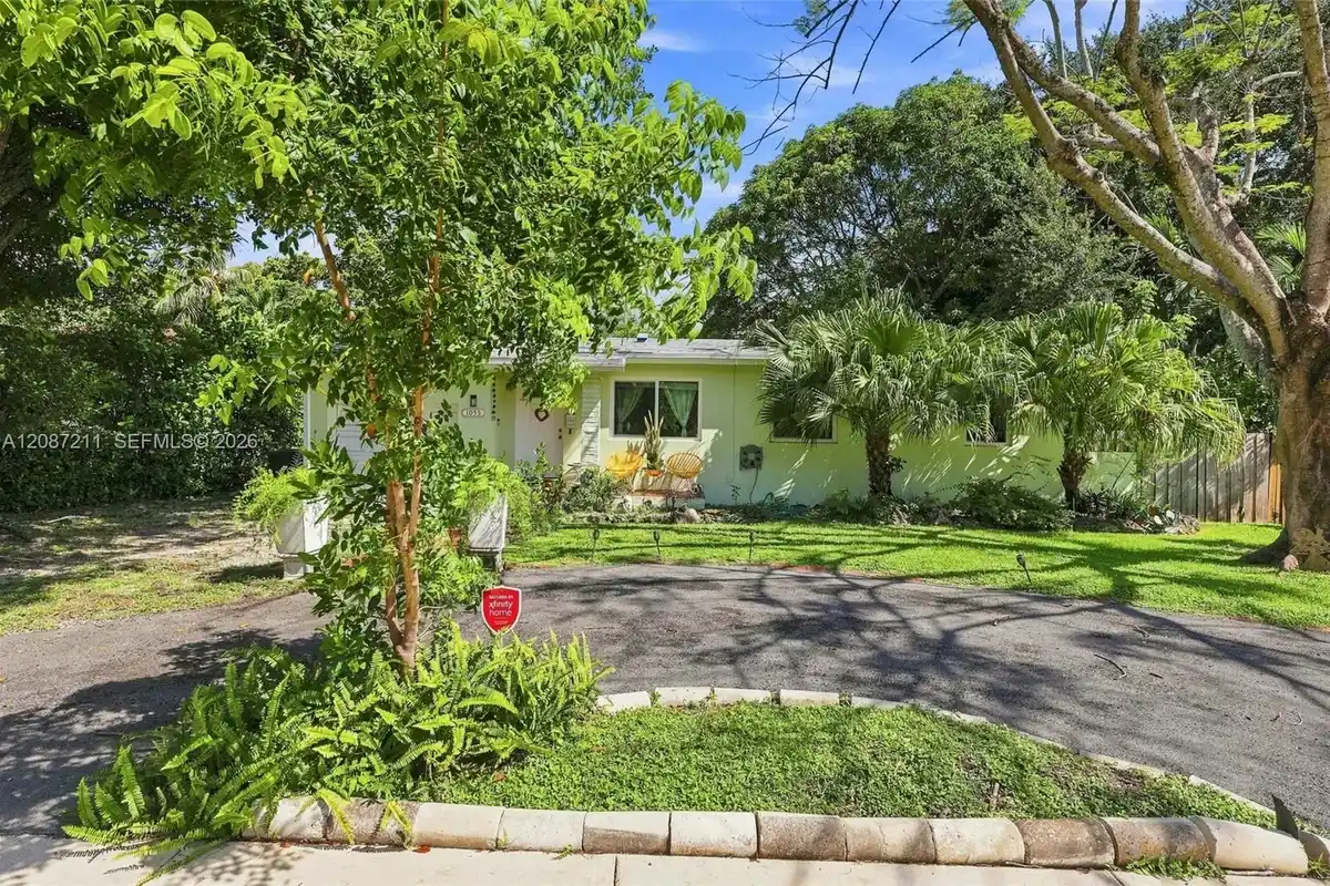 1055 NE 121st St, North Miami: photo 1 of 24