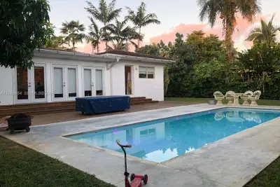 110 NW 87th St, El Portal: photo 1 of 15