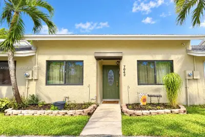 7642 NW 38th Ct, Sunrise: photo 1 of 16