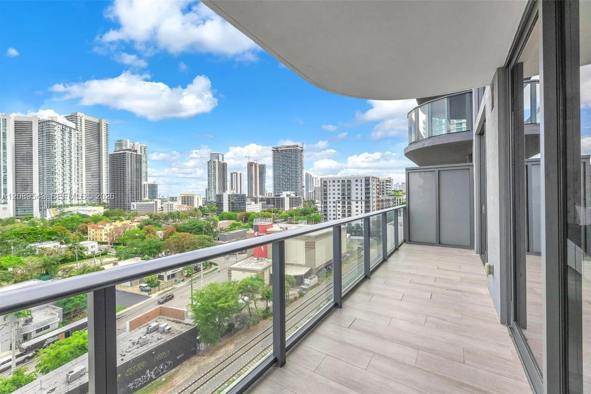 121 NE 34th St #905, Miami: photo 1 of 27