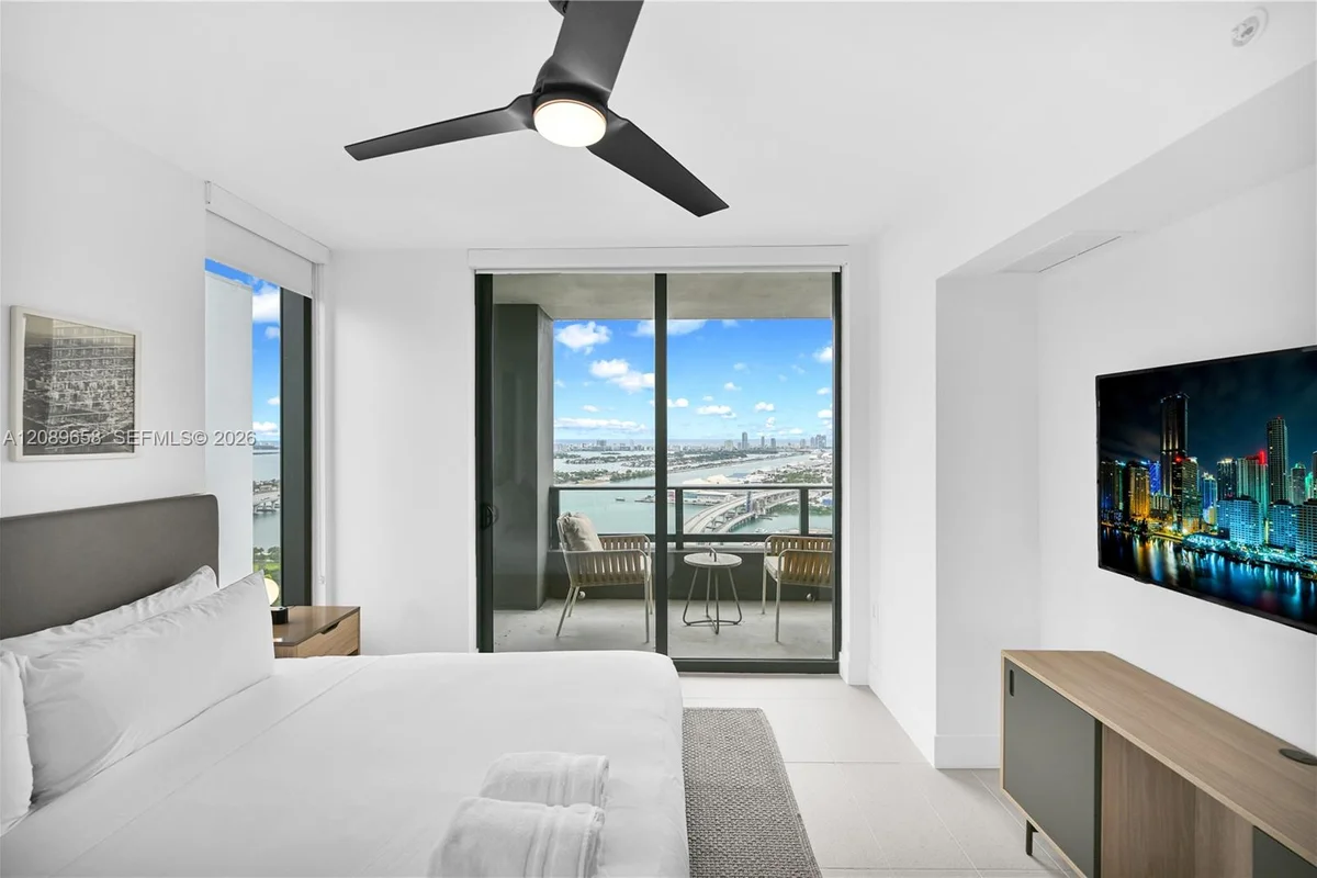 159 NE 6th St #4015, Miami: photo 1 of 31
