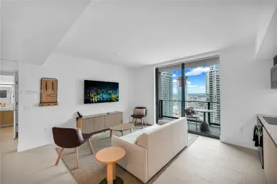 159 NE 6th St #3901, Miami: photo 1 of 25
