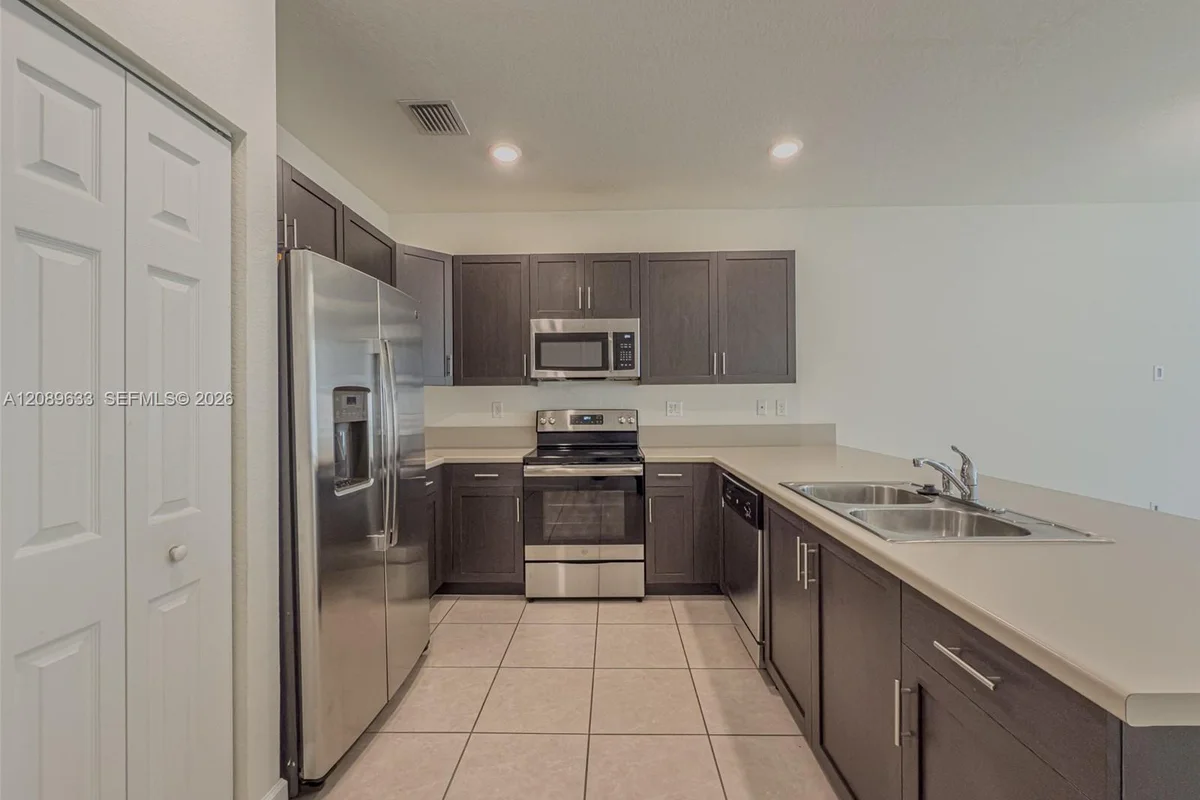 10629 W 32nd Ln, Hialeah: photo 1 of 26