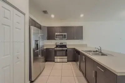 10629 W 32nd Ln, Hialeah: photo 1 of 26