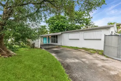 4700 NE 2nd Way, Deerfield Beach: photo 1 of 15