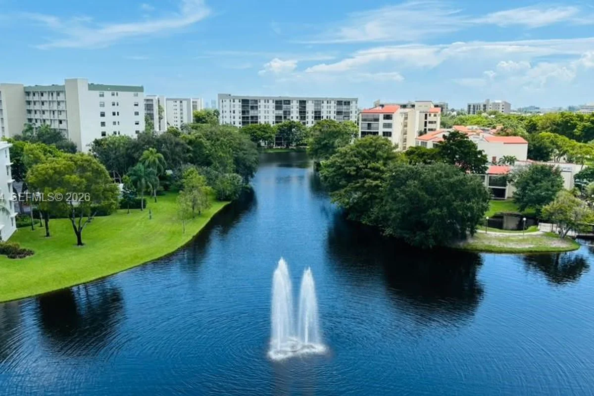 Condo in Pompano Beach: photo 1 of 23