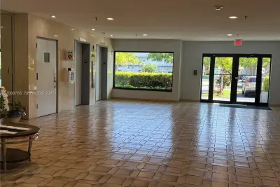 1301 NE 7 St #101, Hallandale Beach: photo 1 of 14