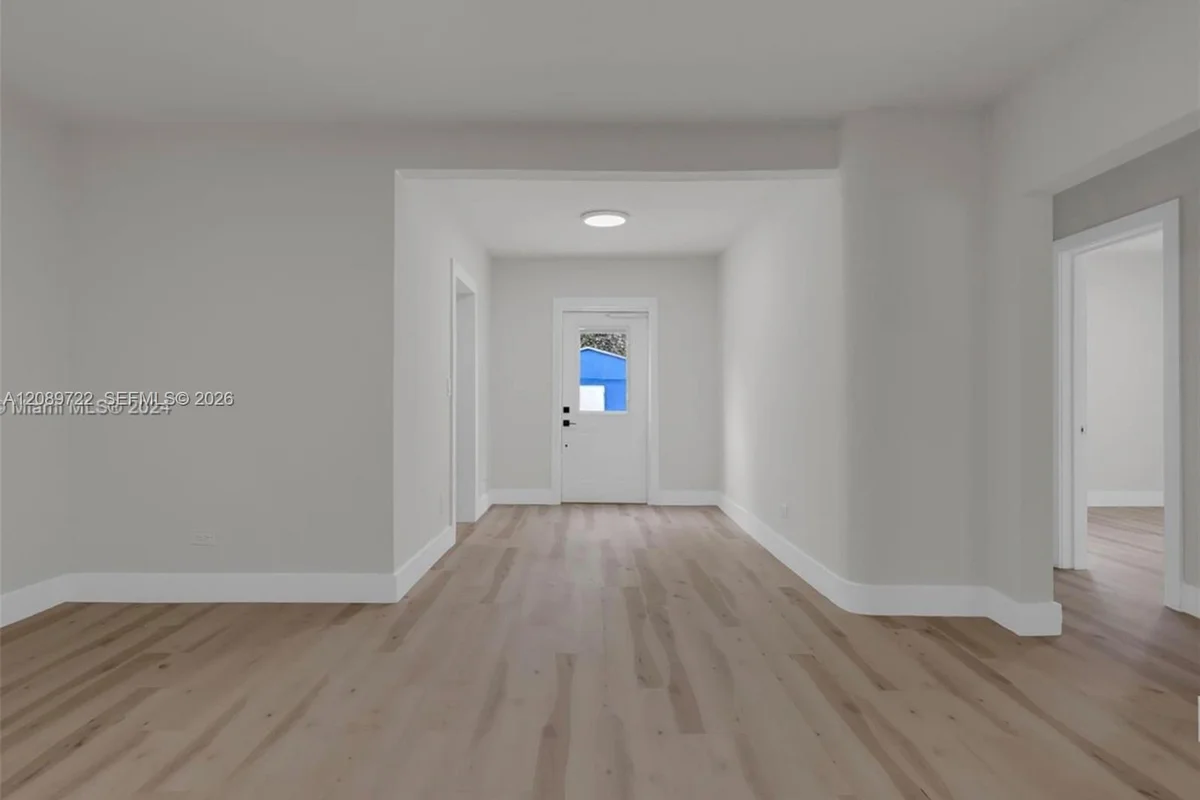 345 NW 44th St, Miami: photo 1 of 21