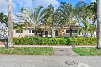 2475 NE 214th St, Aventura: photo 1 of 39