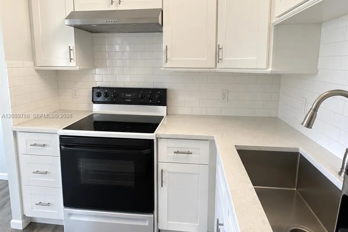 22 SE 3rd Ter #24, Dania Beach: photo 1 of 19