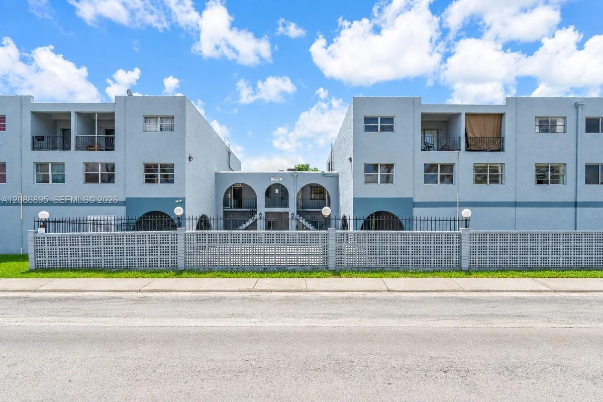 1300 W 53rd St #20, Hialeah: photo 1 of 23