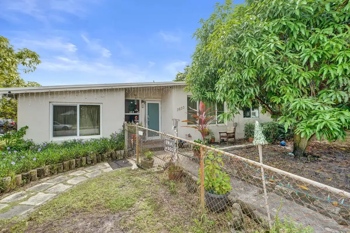 3630 SW 40th St, West Park: photo 1 of 36