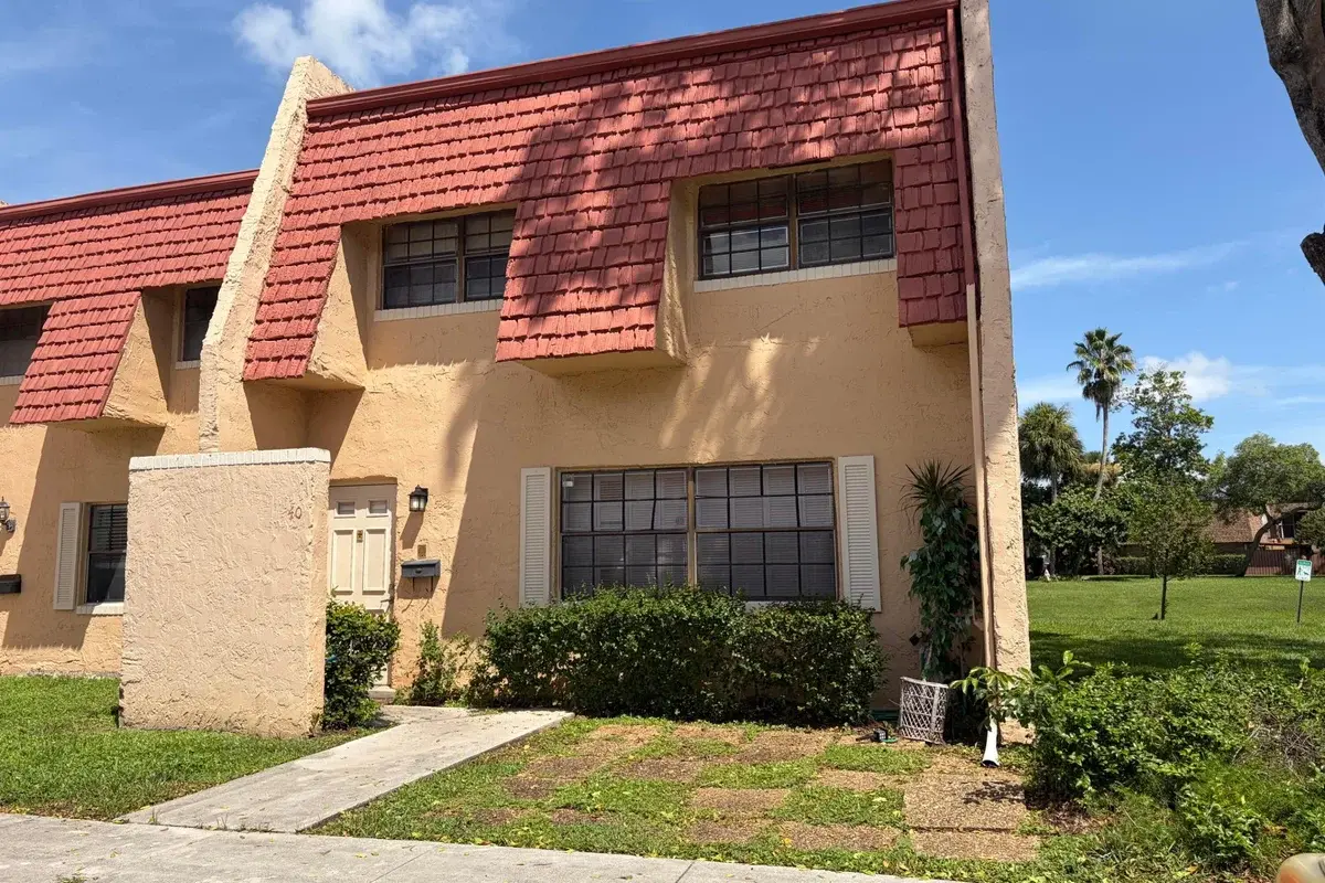 40 Spinning Wheel Ln, Tamarac: photo 1 of 21