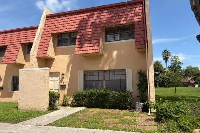40 Spinning Wheel Ln, Tamarac: photo 1 of 21