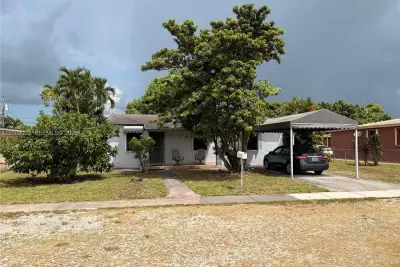 671 E 39th St, Hialeah: photo 1 of 9