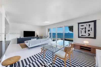 11111 Biscayne #2D, Miami: photo 1 of 21