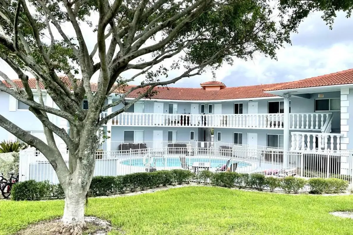 431 W Camino Real #19, Boca Raton: photo 1 of 9