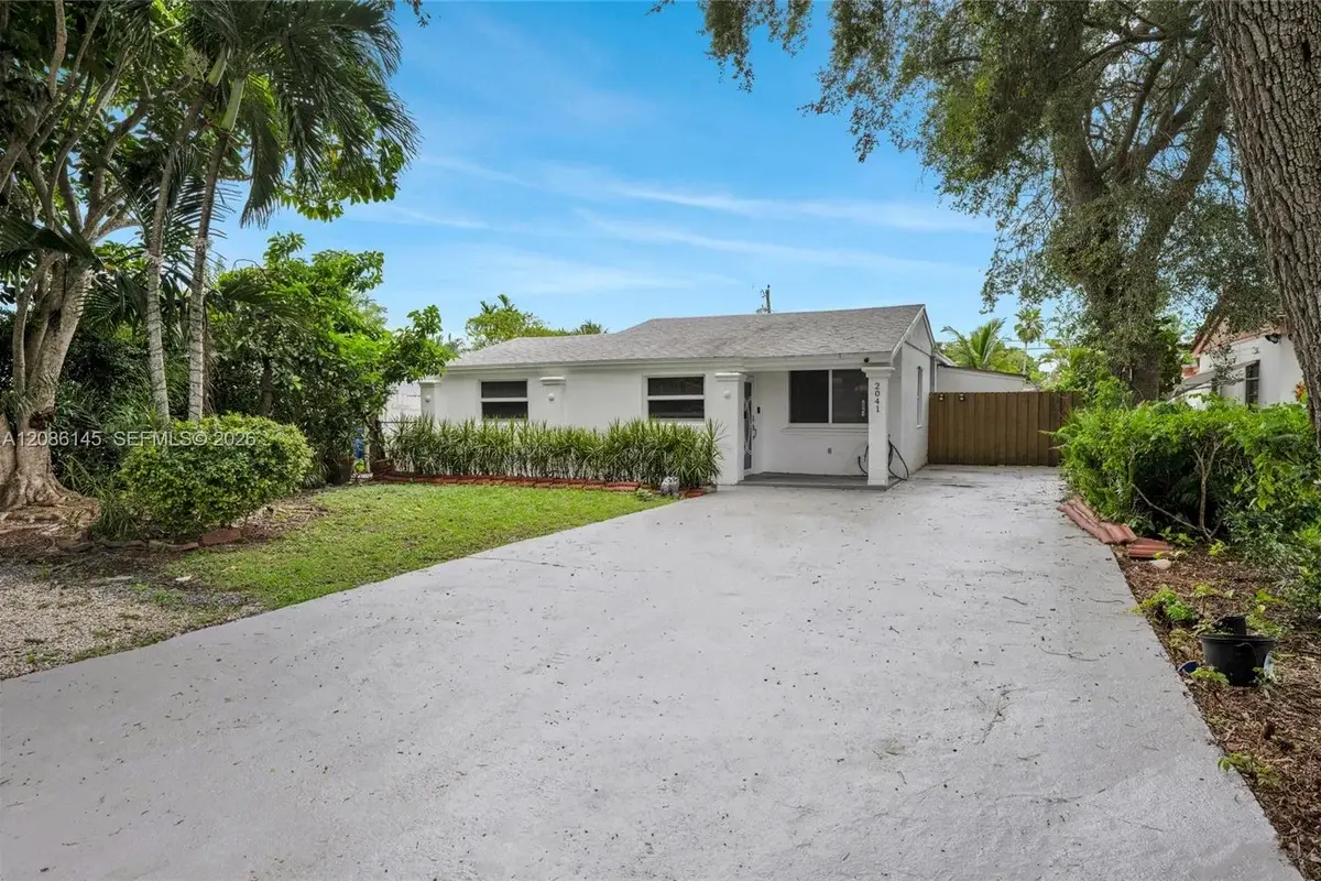 2041 NE 182nd St, North Miami Beach: photo 1 of 28