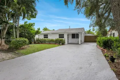 2041 NE 182nd St, North Miami Beach: photo 1 of 28