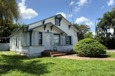 112 SE 3rd St, Hallandale Beach: photo 1 of 18