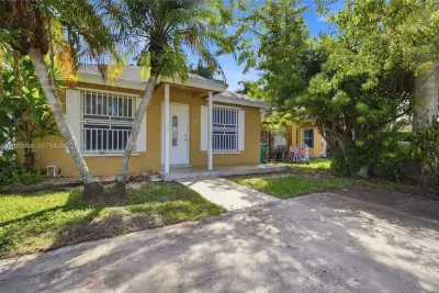 873 SW 10th St, Florida City: photo 1 of 24