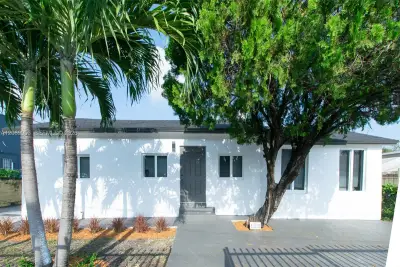 2324 NW 14th Ave, Miami: photo 1 of 20